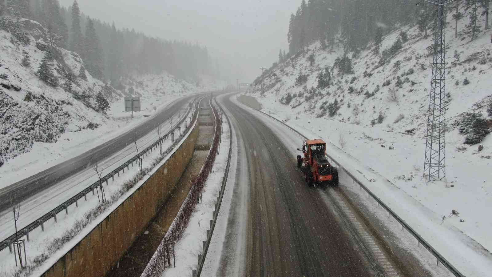 KASTAMONU’DA SABAHIN ERKEN SAATLERİNDEN İTİBAREN ETKİLİ OLAN KAR YAĞIŞI KENTİN