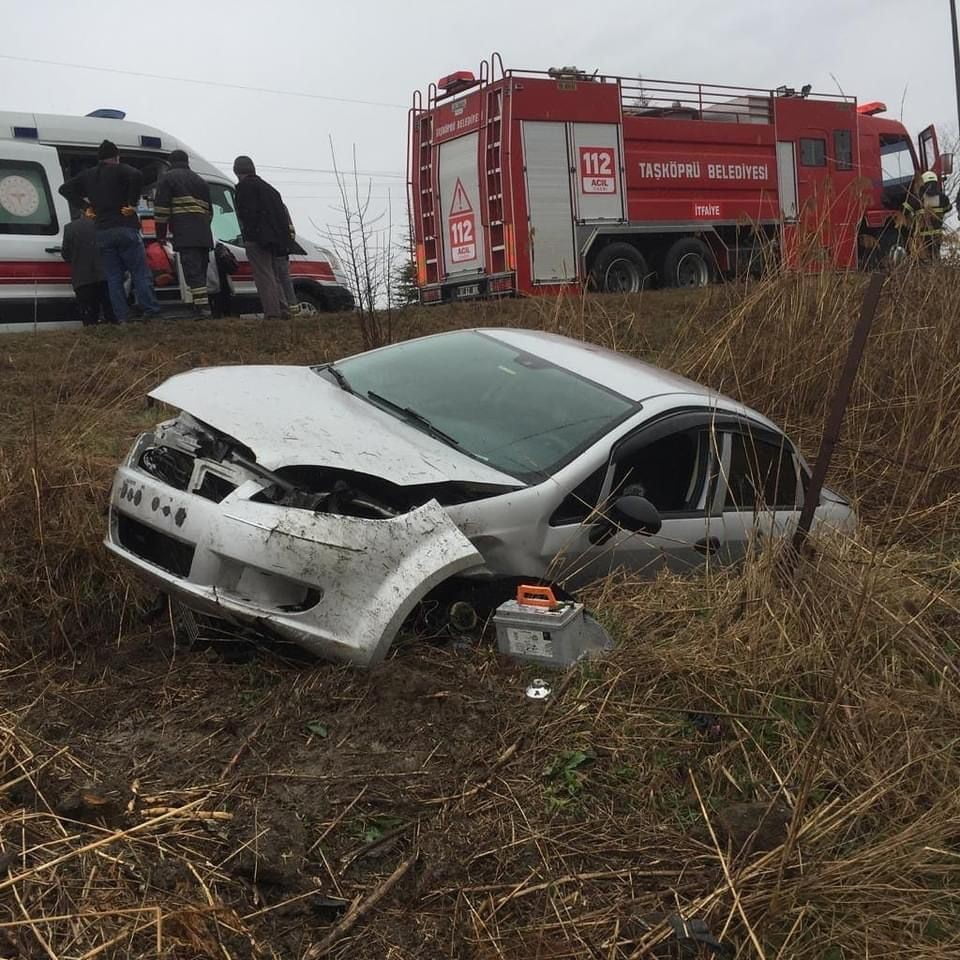 KASTAMONU’NUN TAŞKÖPRÜ İLÇESİNDE YOLDAN ÇIKAN OTOMOBİL, TARLAYA UÇTU. KAZADA 4
