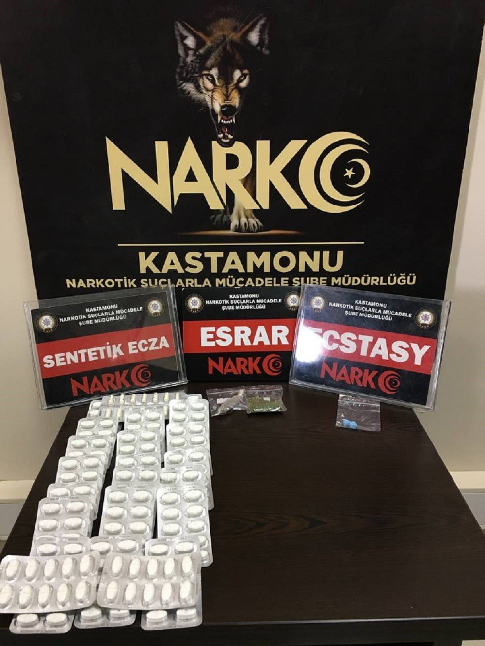 OPERASYONDA FARKLI MİKTARLARDA KUBAR ESRAR, ECSTASY VE REÇETEYE TABİ HAP