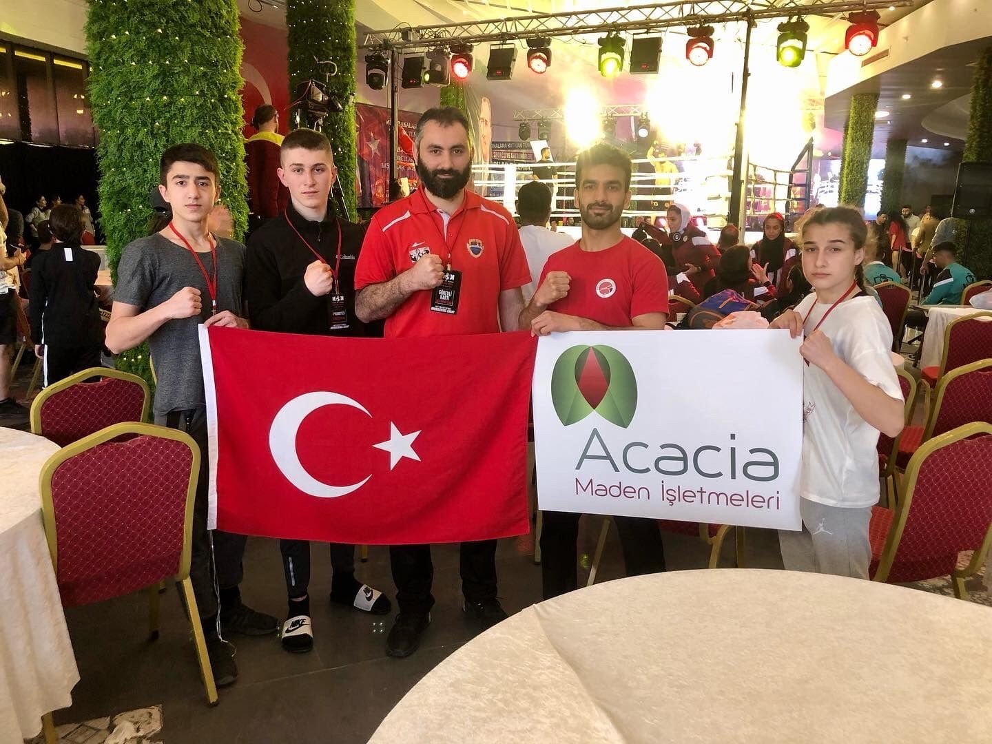 YALOVA’DA DÜZENLENEN PROFESYONEL KİCK-BOKS MAÇINDA RAKİBİNİ NAKAVTLA YENEREK ŞAMPİYON OLAN