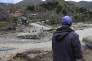 KASTAMONU’NUN KÜRE İLÇESİNDE KAR SULARININ ERİMESİYLE OLUŞAN SELDE KÖPRÜLERİ YIKILAN