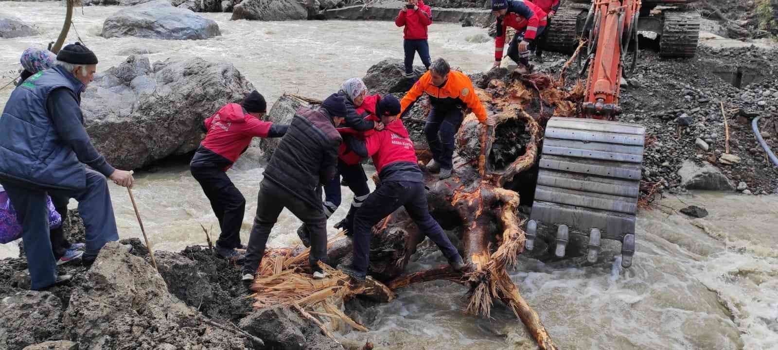 KASTAMONU’NUN İNEBOLU İLÇESİNDE SEL SEBEBİYLE YOLU KAPANAN KÖYDE RAHATSIZLANAN KADINI