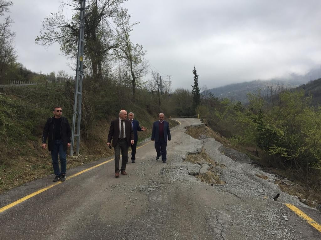 İL ÖZEL İDARESİ GENEL SEKRETERİ MEHMET UZUN (ÖNDE, KRAVATLI), HEYELAN