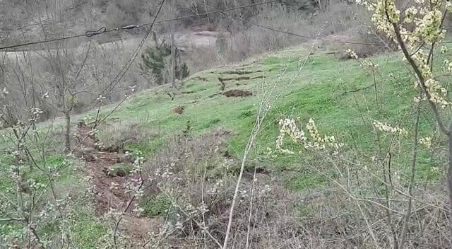 KARABÜK'ÜN YENİCE İLÇESİNE BAĞLI KEYFALLAR KÖYÜNDE HEYELAN NEDENİYLE YOLUN ÇÖKTÜĞÜ