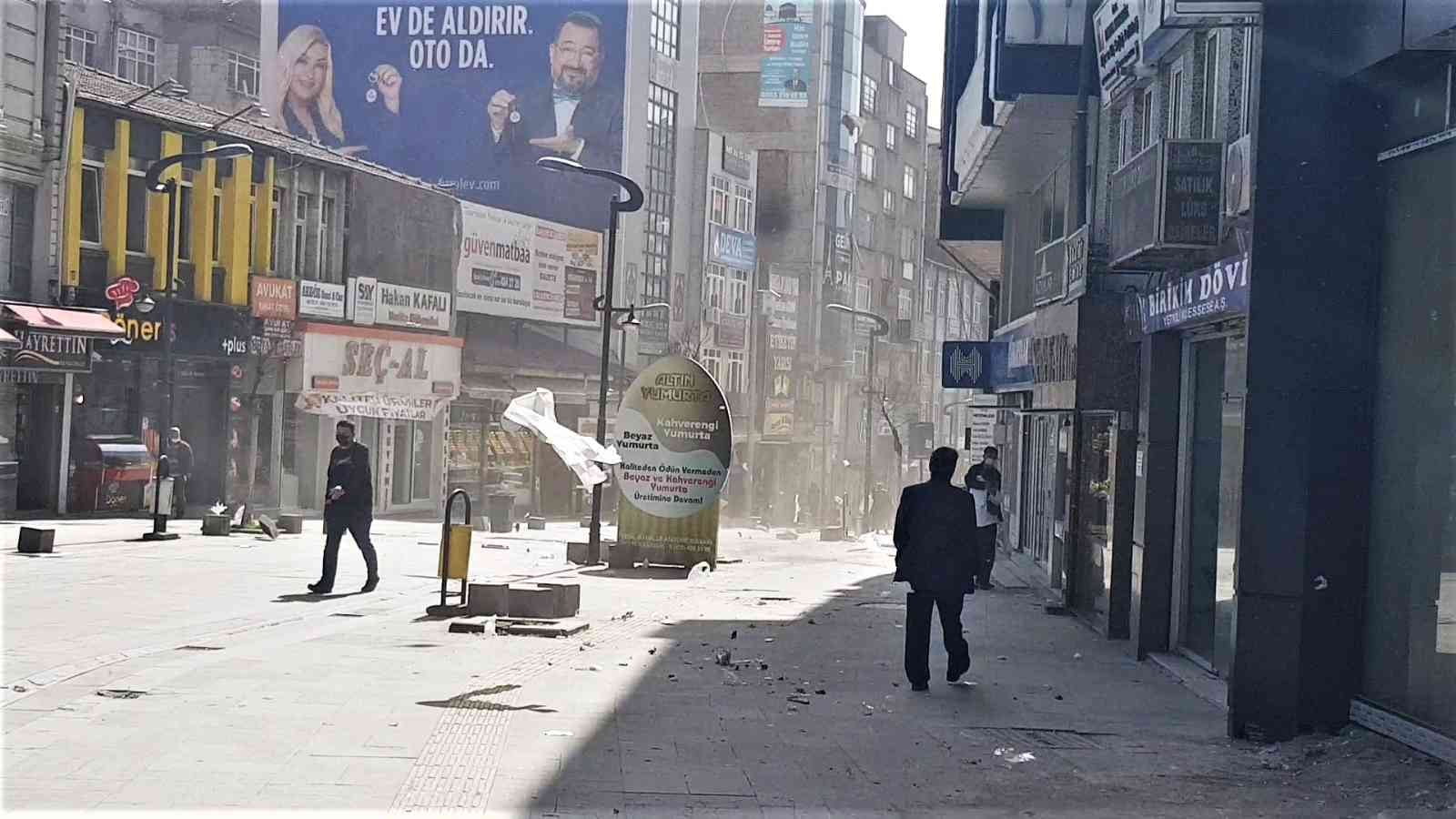 KARABÜK’TE ETKİLİ OLAN KUVVETLİ RÜZGAR VATANDAŞLARA ZOR ANLAR YAŞATTI.