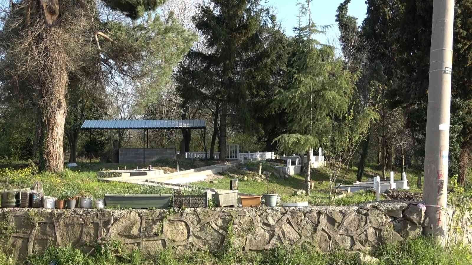 Mahallelinin “bebek gömülüyor” zannettiği olayda gerçek ortaya çıktı ZONGULDAK’IN EREĞLİ İLÇESİNDE BİR MEZARLIKTA KAZI YAPAN 7-8 KİŞİLİK GRUP