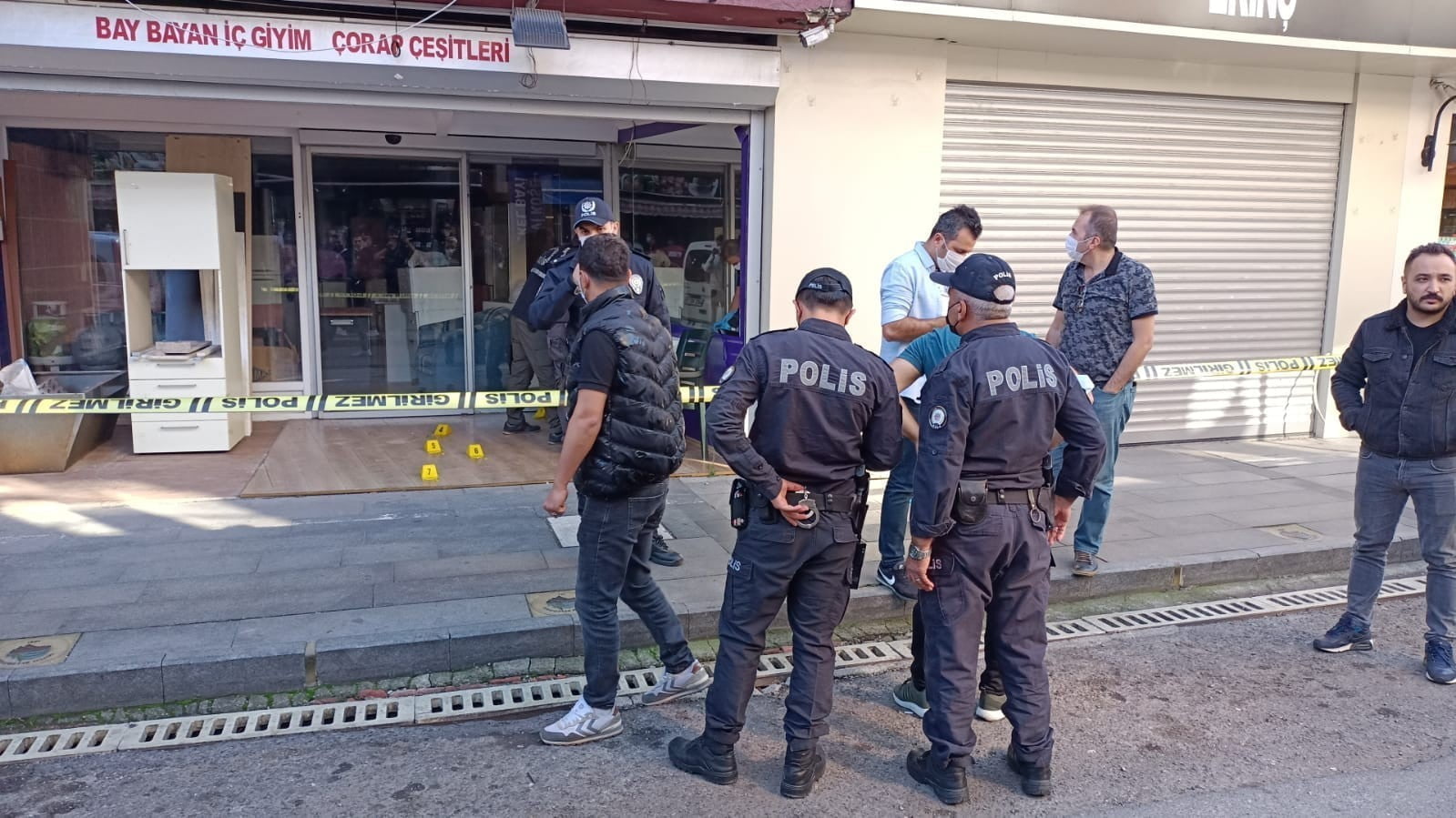 ZONGULDAK'IN KOZLU İLÇESİNDE MECLİS ÜYESİ MURAT B.'NİN İŞYERİNİN ÖNÜNDE SİLAHLA