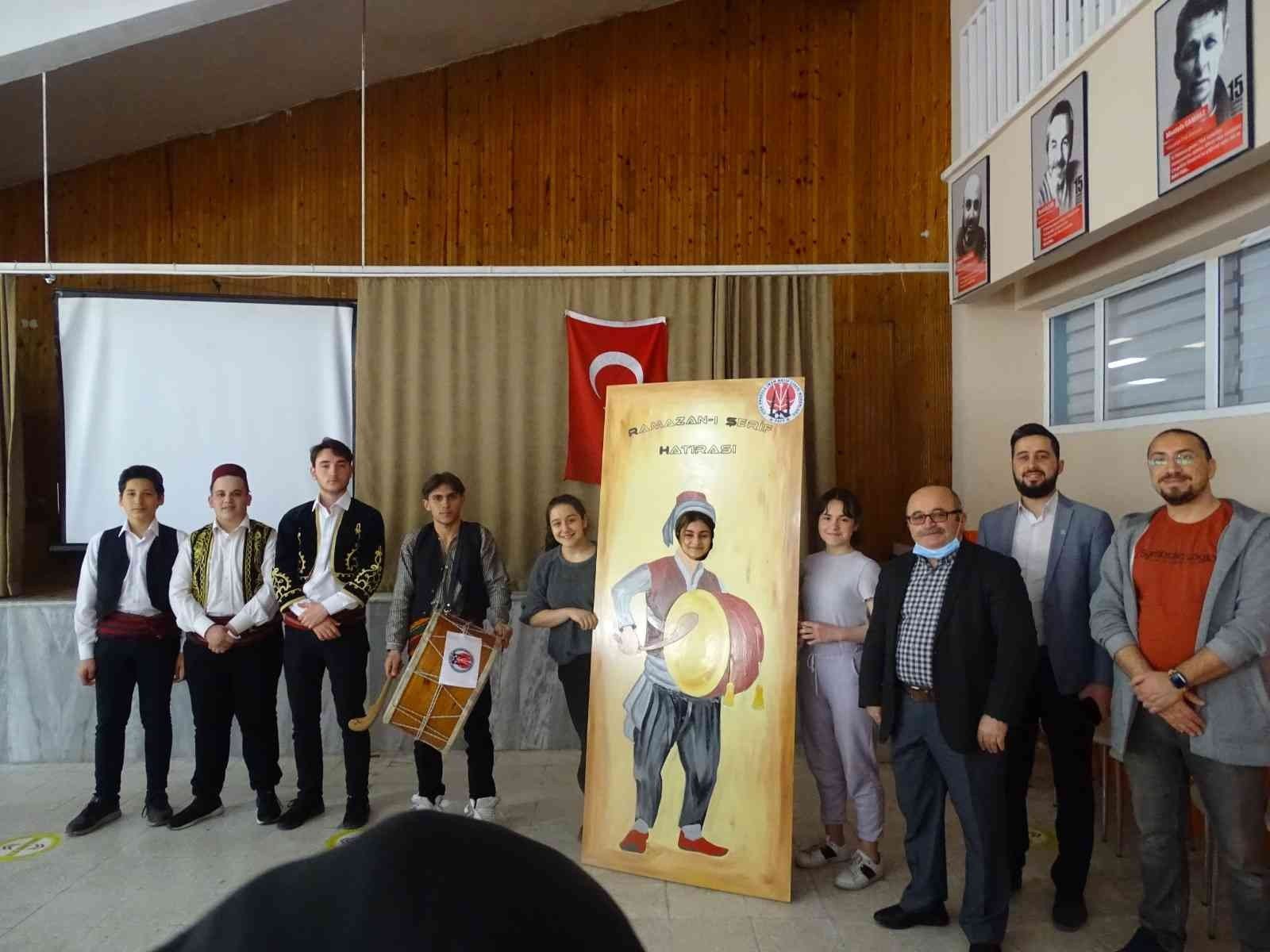 KASTAMONU’NUN CİDE İLÇESİNDE ÖĞRENCİLER, RAMAZAN’I ŞERİFİ İLÇEDE DAVUL ÇALIP MANİ