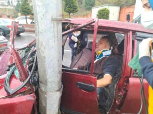 ZONGULDAK’TA SEYİR HALİNDEKİ OTOMOBİL SÜRÜCÜSÜ DİREKSİYON HAKİMİYETİNİ KAYBEDEREK AYDINLATMA DİREĞİNE