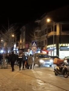 ZONGULDAK’IN ÇAYCUMA İLÇESİNİN NİHAT KANTARCI CADDESİ ÜZERİNDE OTOMOBİL İLE MOTOSİKLET