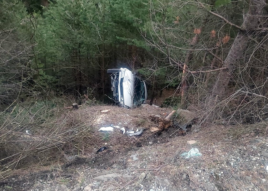 KASTAMONU'NUN TOSYA İLÇESİNDE ORMANLIK ALANDA ŞARAMPOLE YUVARLANAN OTOMOBİLDEKİ 2 KİŞİ