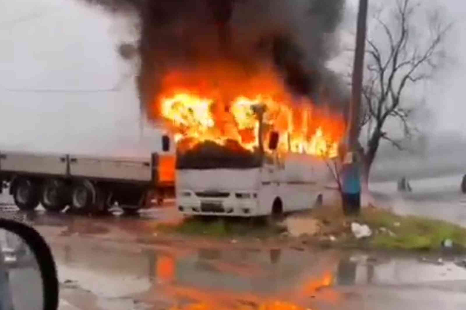 Park halindeki minibüs alev alev yandı ZONGULDAK’IN EREĞLİ İLÇESİNDE PARK HALİNDEKİ MİNİBÜS ALEV ALEV YANDI. TAMAMEN