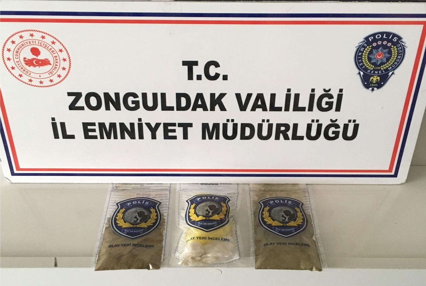 ZONGULDAK'TA NARKOTİK EKİPLERİ DÜZENLEDİKLERİ UYUŞTURUCU OPERASYONUNDA 4 ŞÜPHELİYİ GÖZALTINA ALDI.