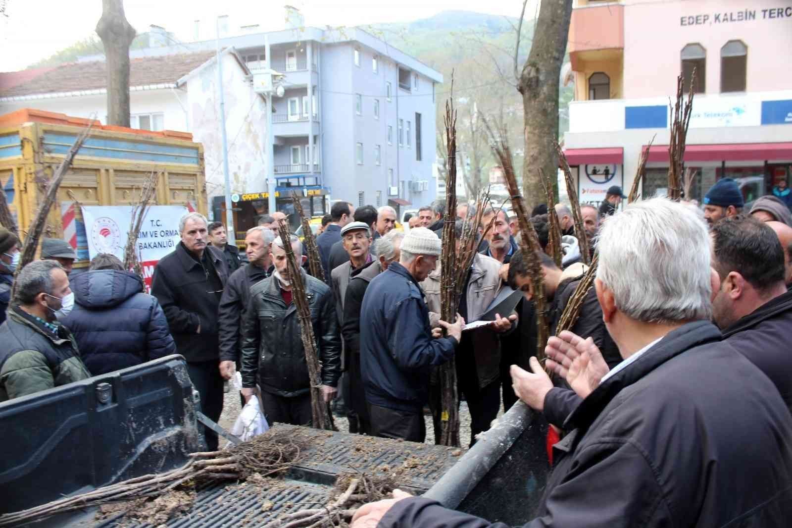 KASTAMONU’NUN BOZKURT İLÇESİNDE SELDEN ETKİLENEN ÜRETİCİLERE ARI KOVANI VE FİDAN