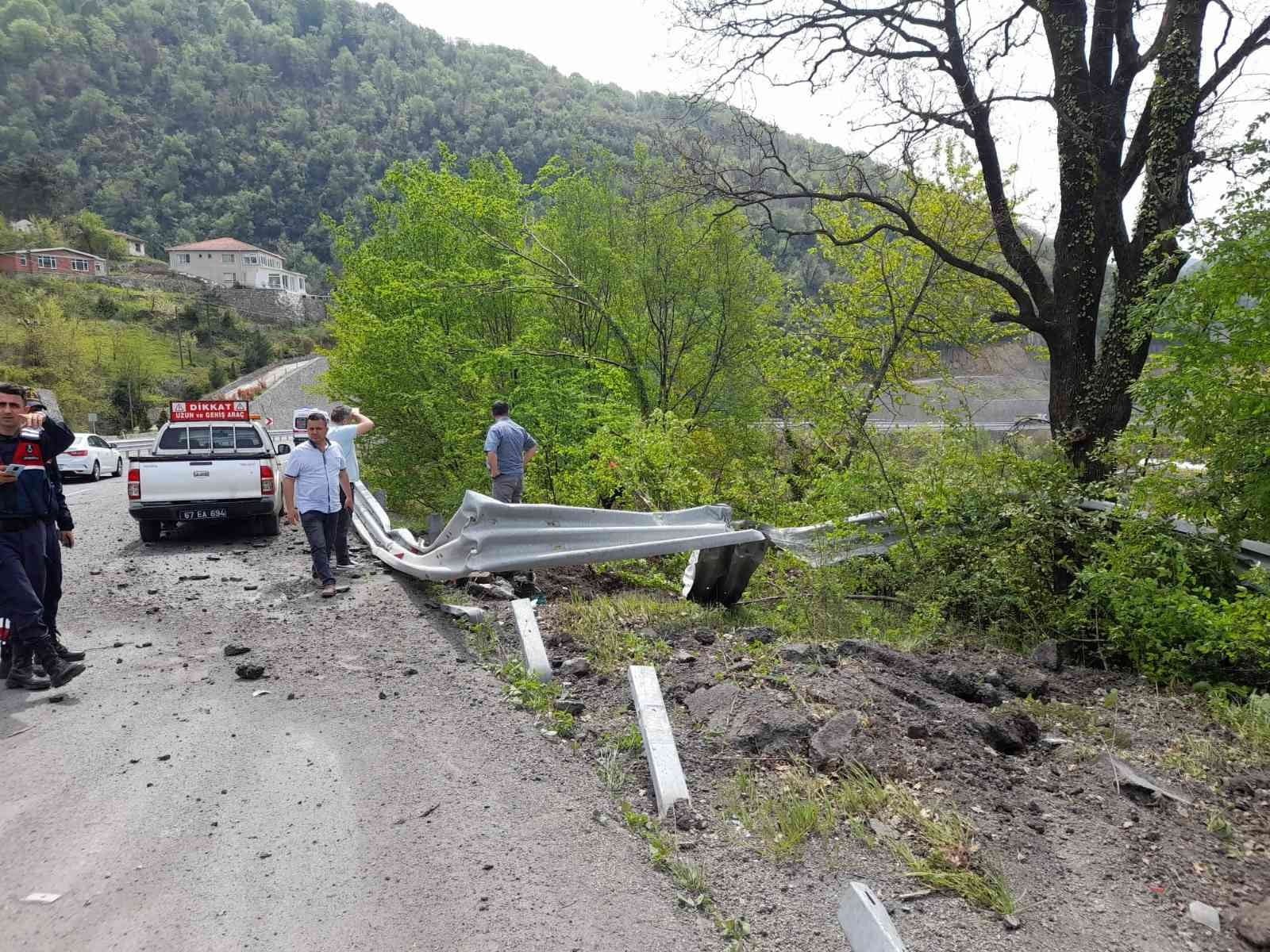 ZONGULDAK’IN KOZLU İLÇESİNDE TIRIN DORSESİNDEN DÜŞEN KEPÇE ORMANLIK ALANA UÇTU