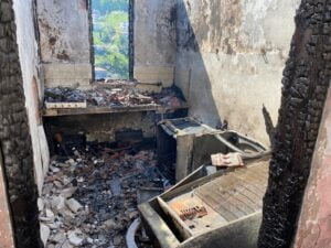 KARADON BELDESİNDE İKİ KATLI BİR BİNANIN EN ÜST KATINDA ÇIKAN