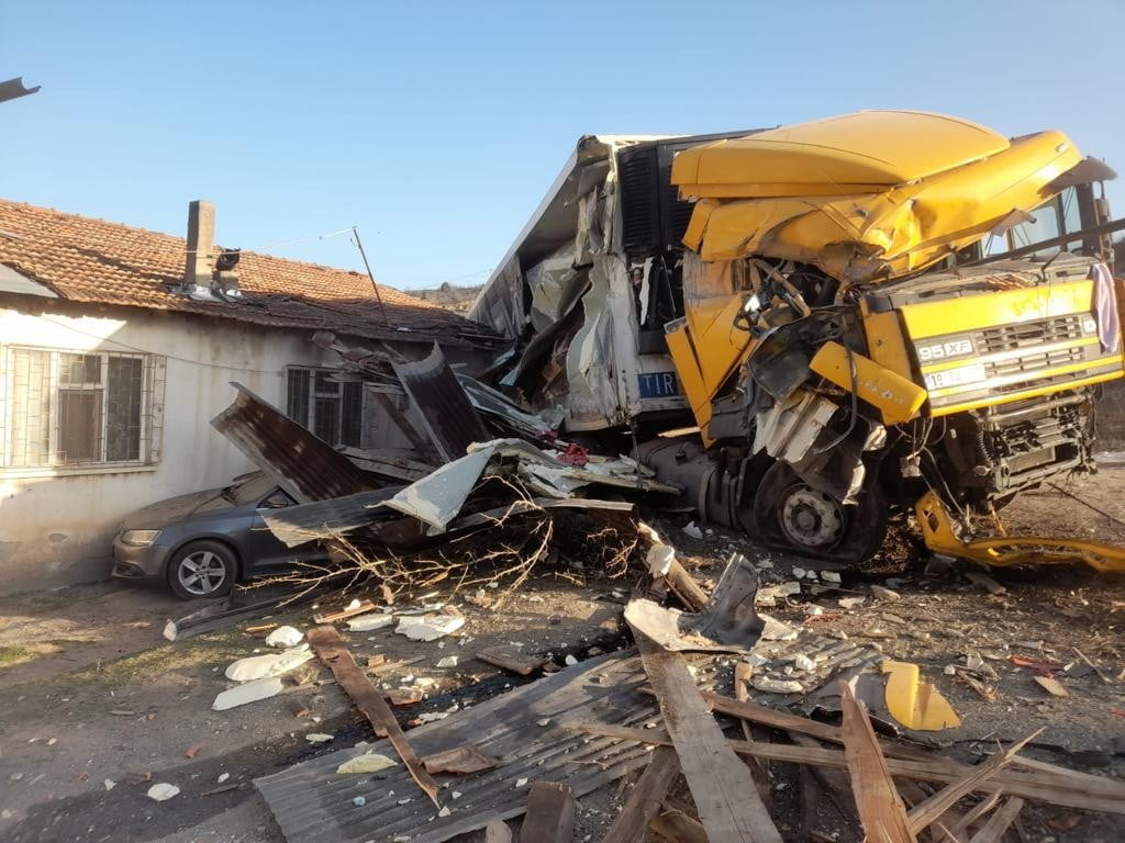 KASTAMONU’NUN TOSYA İLÇESİNDE SÜRÜCÜSÜNÜN DİREKSİYON HAKİMİYETİNİ KAYBETTİĞİ KAMYON ÖNCE OTOMOBİLE
