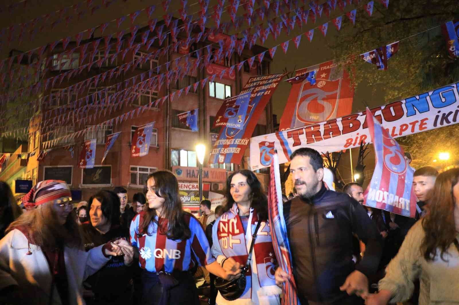 Zonguldaklılar Trabzonspor’un şampiyonluğunu kutladı ZONGULDAK’TA TRABZONSPOR TARAFTARI VATANDAŞLAR ŞAMPİYONLUK KUTLAMALARI ÇERÇEVESİNDE SOKAKLARA DÖKÜLDÜ.