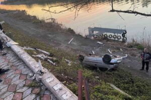 ZONGULDAK’IN EREĞLİ İLÇESİNDE YOLDAN ÇIKARAK DERE KENARINA UÇAN OTOMOBİLİN SÜRÜCÜSÜ