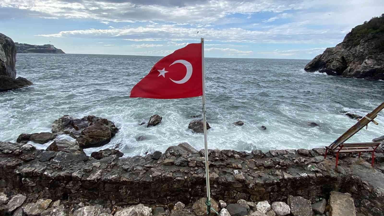 METEOROLOJİ GENEL MÜDÜRLÜĞÜ’NÜN UYARILARININ ARDINDAN ZONGULDAK’TA YAĞMUR VE RÜZGAR ETKİLİ