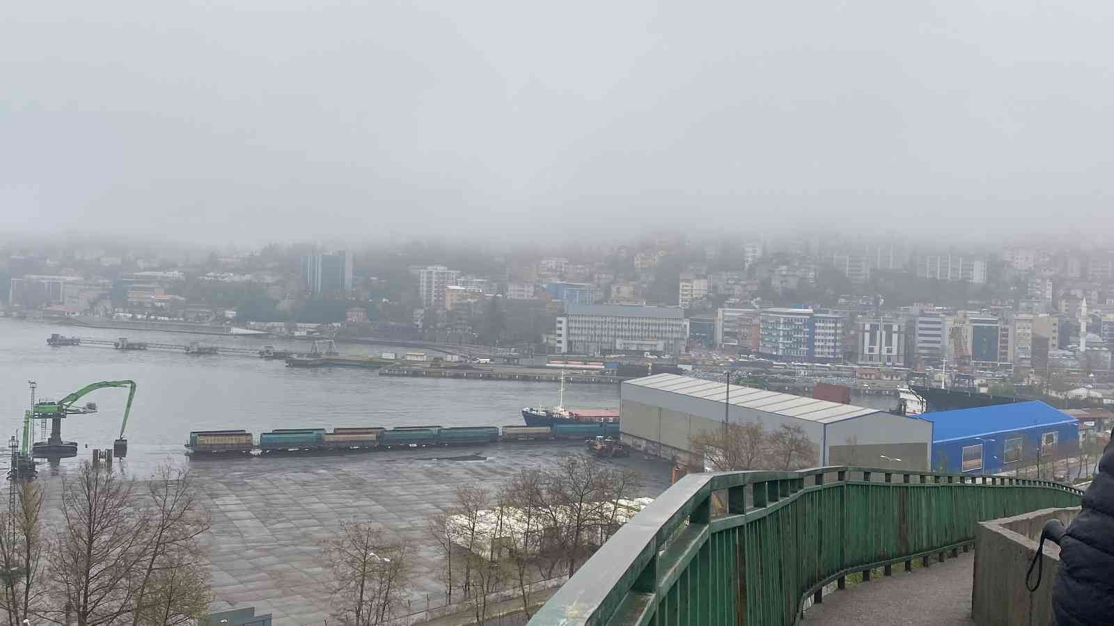 ZONGULDAK’TA GÜNEŞLİ HAVANIN ARDINDAN SICAKLIKLARIN DÜŞMESİYLE YOĞUN SİS ETKİLİ OLDU.