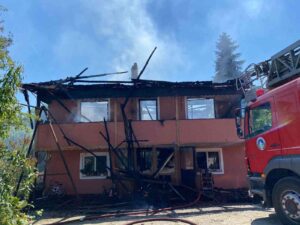 BARTIN’DA ÇIKAN YANGINDA 2 KATLI EV KULLANILAMAZ HALE GELİRKEN EVİN