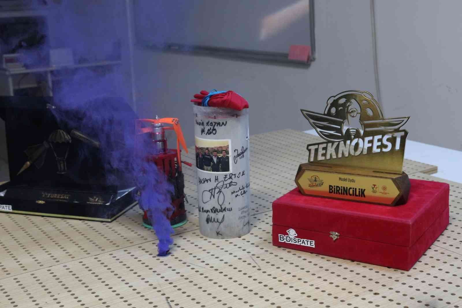 TEKNOFEST 2021 MODEL UYDU YARIŞMASI TÜRKİYE BİRİNCİSİ OLAN B-DİSPATE UZAY