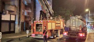 ZONGULDAK’IN ÇAYCUMA İLÇESİNDE BİR BİNANIN BACA KISMINDA ÇIKAN YANGIN İTFAİYE