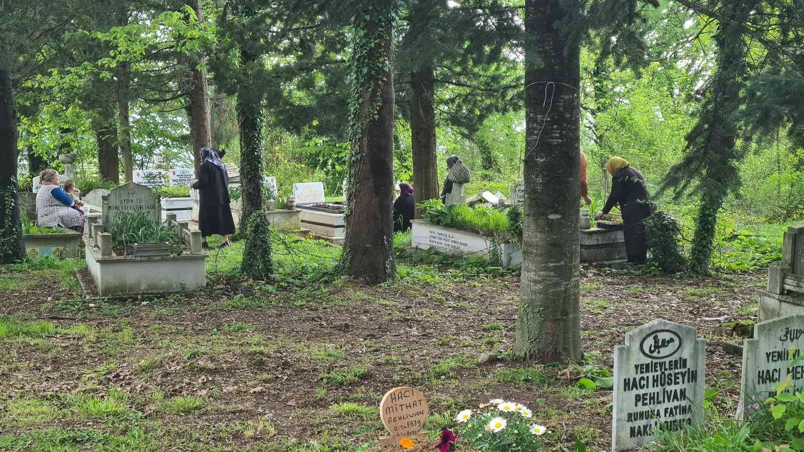 ZONGULDAK (İHA) -RAMAZAN BAYRAMI ARİFESİNDE MEZARLIKLARA AKIN EDEN VATANDAŞLAR, YAKINLARI