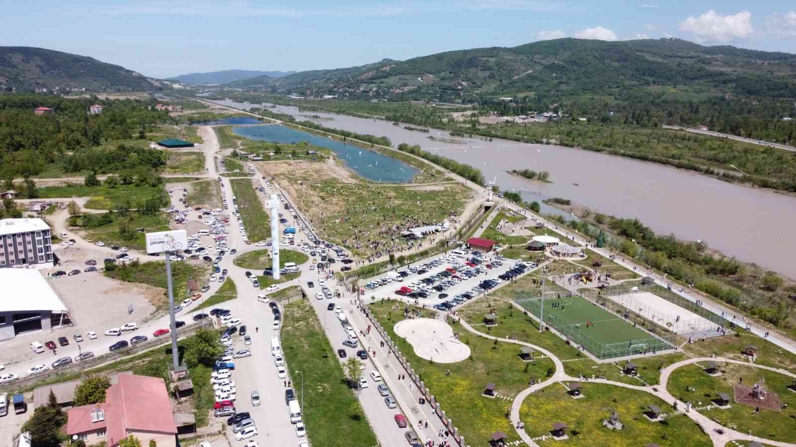 ZONGULDAK ÇAYCUMA'DA GELENEKSEL OLARAK DÜZENLENEN UÇURTMA ŞENLİĞİ’NİN 16’NCISI YOĞUN BİR