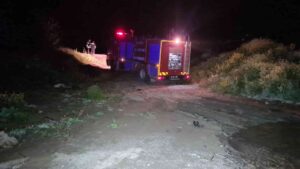 ZONGULDAK (İHA) - ZONGULDAK’IN ALAPLI İLÇESİNDE, MOLLABEY ÇAYI'NDAN OTOMOBİLLE GEÇMEYE