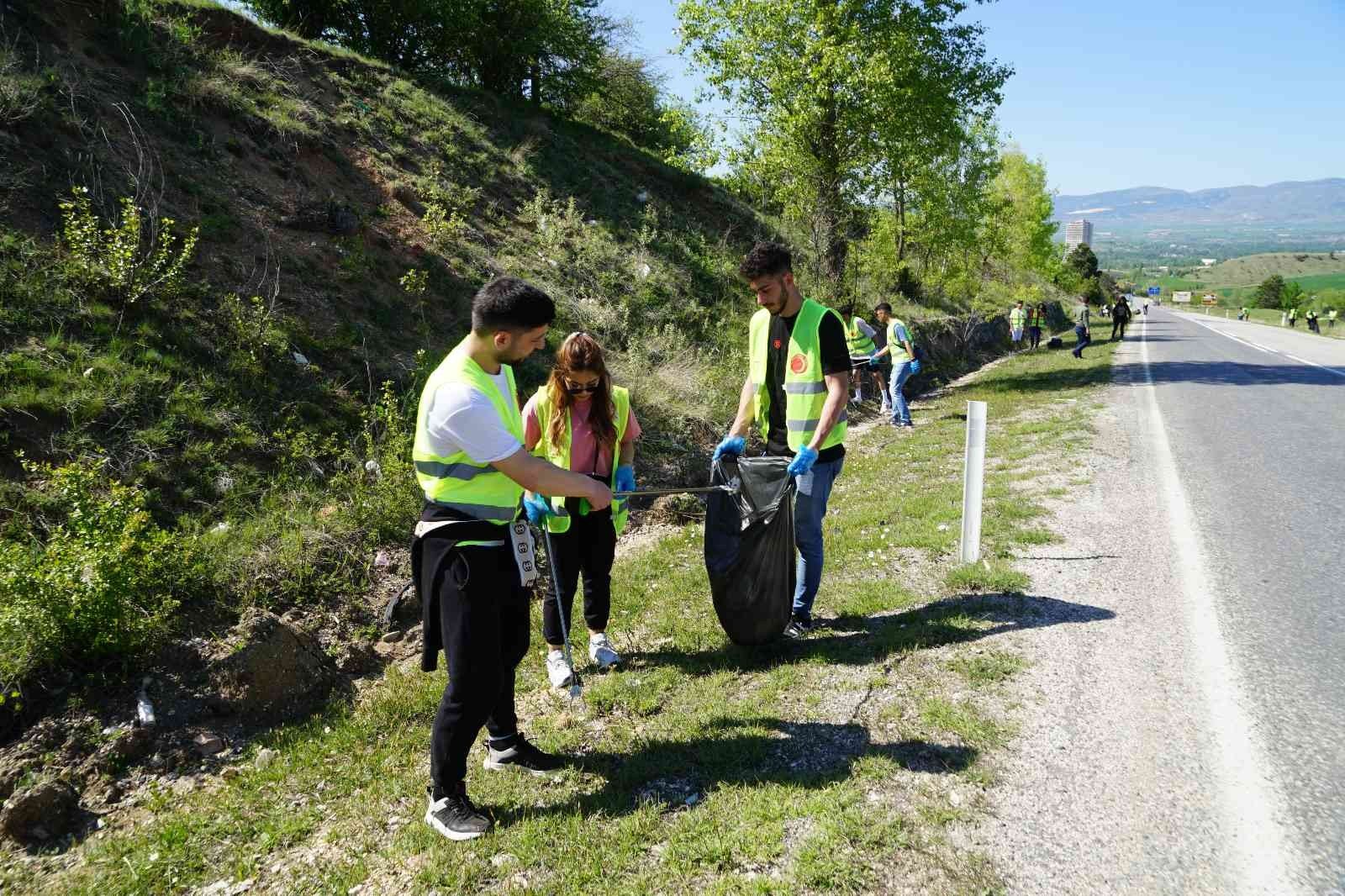 KASTAMONU'DA BAŞLATILAN PROJE ÇERÇEVESİNDE ÇEVRE GÖNÜLLÜLERİ, FARKINDALIK OLUŞTURMAK AMACIYLA ORMANLIK