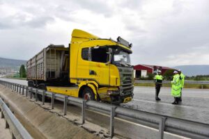 TOSYA D1OO KARAYOLUNDA TERSİNE DÖNEN TIR ŞOFÖRÜ CAMDAN ATLADI
