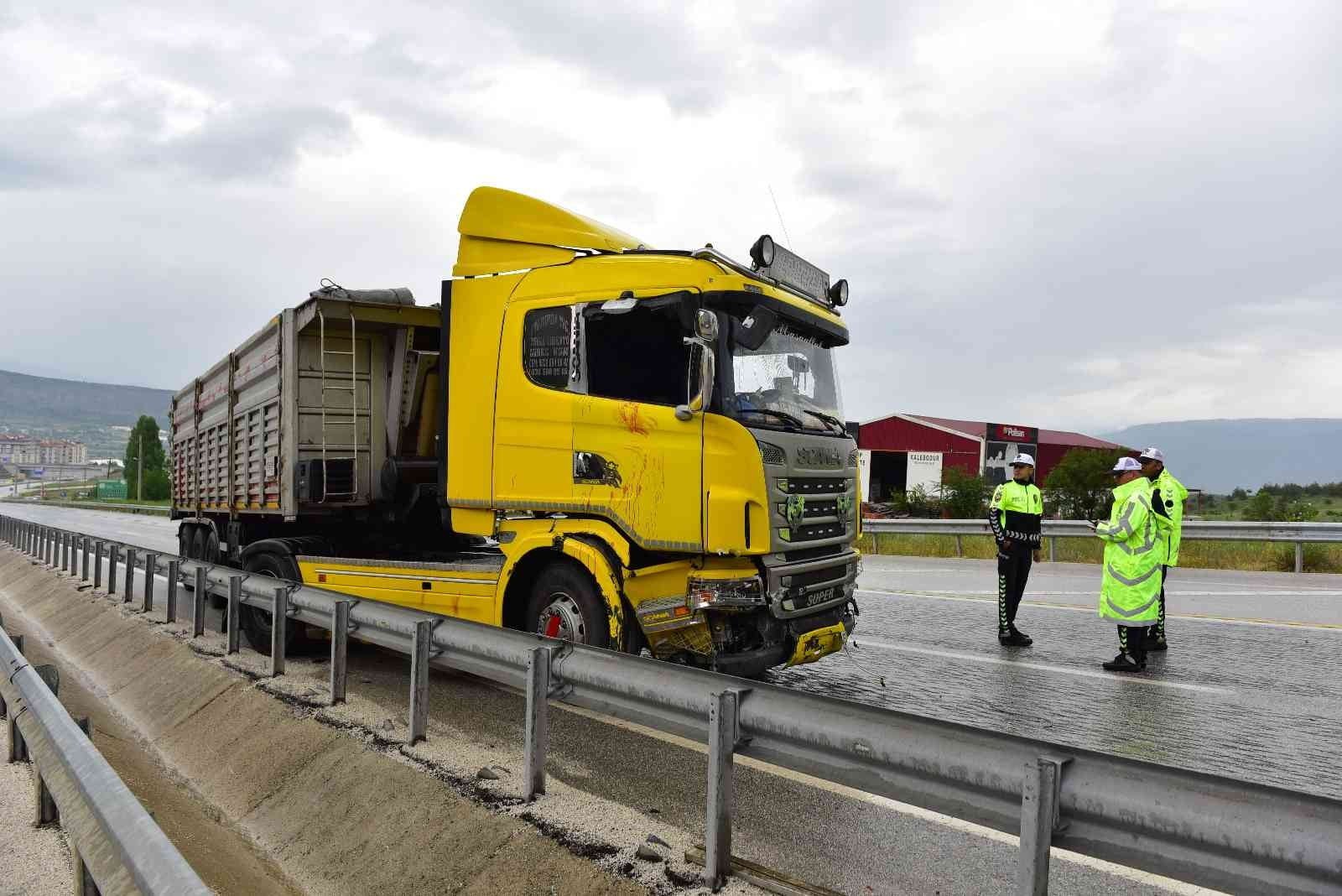 TOSYA D1OO KARAYOLUNDA TERSİNE DÖNEN TIR ŞOFÖRÜ CAMDAN ATLADI