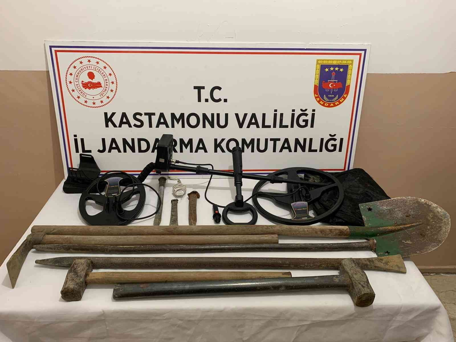 Define avcılarına suçüstü baskın: 6 kişi yakalandı OLAY YERİNDE YAPILAN ARAMADA 1 ADET EL DEDEKTÖRÜ, 3 ADET