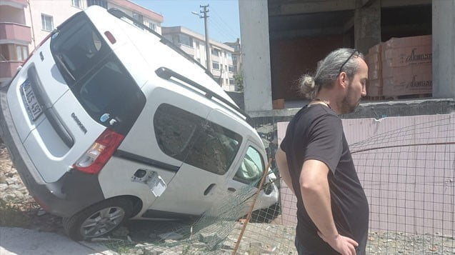Direksiyon başında kalp krizi geçiren sürücü kaza yaptı HATİP SOKAK ÜZERİNDEN ERDEMİR CADDESİ’NE İNMEYE ÇALIŞAN N.O.(72) İDARESİNDEKİ 80