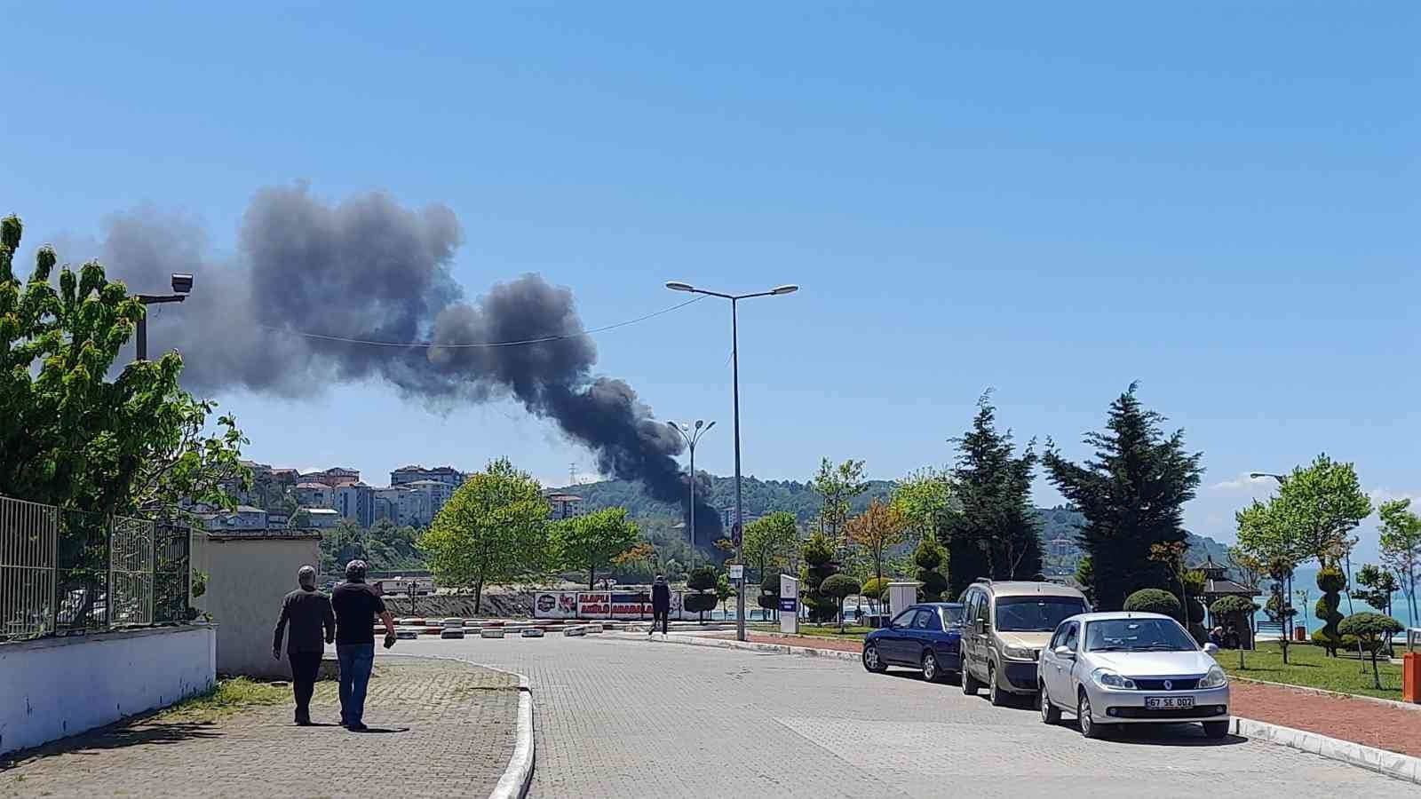 ALAPLI’DA BULUNAN KARŞIYAKA DOLGU ALANINDA ÇIKAN YANGIN KORKUTTU.