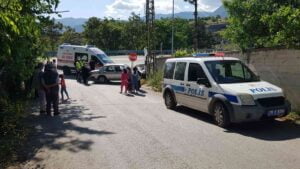 KARABÜK’ÜN SAFRANBOLU İLÇESİNDE SÜRÜCÜSÜNÜN KONTROLÜNDEN ÇIKAN OTOMOBİLİN ELEKTRİK PANOSUNA ÇARPMASI