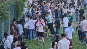 KARABÜK’TE DÜZENLENEN GENÇLİK FESTİVALİNDE ÇIKAN KAVGADA YUMRUK VE TEKMELER HAVADA
