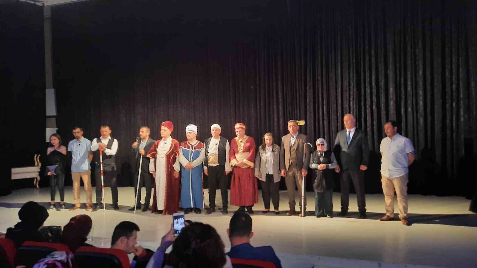 KASTAMONU'DA GÖRME ENGELLİ BİREYLERDEN OLUŞAN TİYATRO OYUNU SAHNEYE TAŞINDI. YETENEKLERİNİ