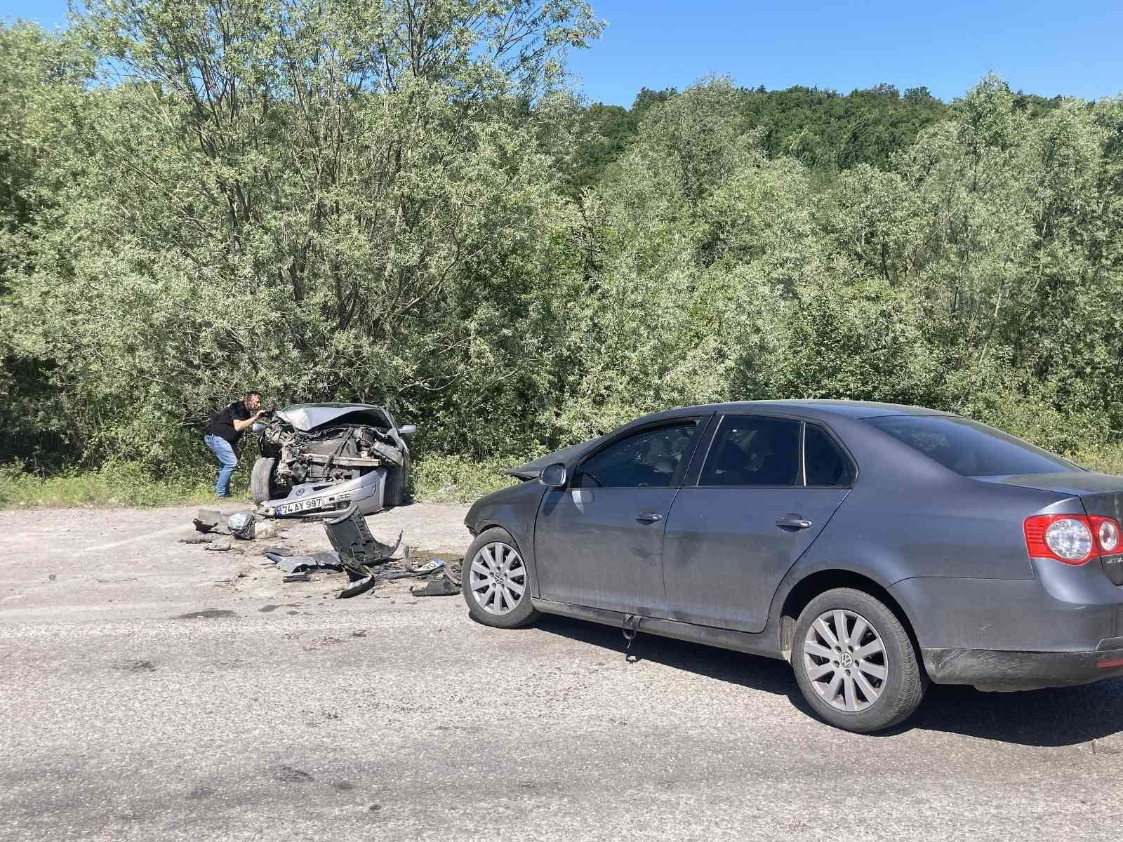 BARTIN’DA İKİ OTOMOBİL KAFA KAFAYA ÇARPIŞTI. FECİ KAZADA 1’İ ÇOCUK