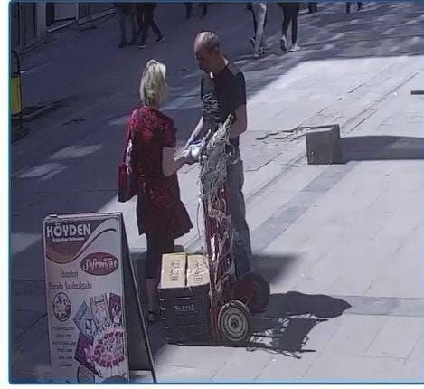 KARABÜK’TE CADDE ORTASINDA BİRİ KADIN İKİ KİŞİ BİR KARGO FİRMASININ
