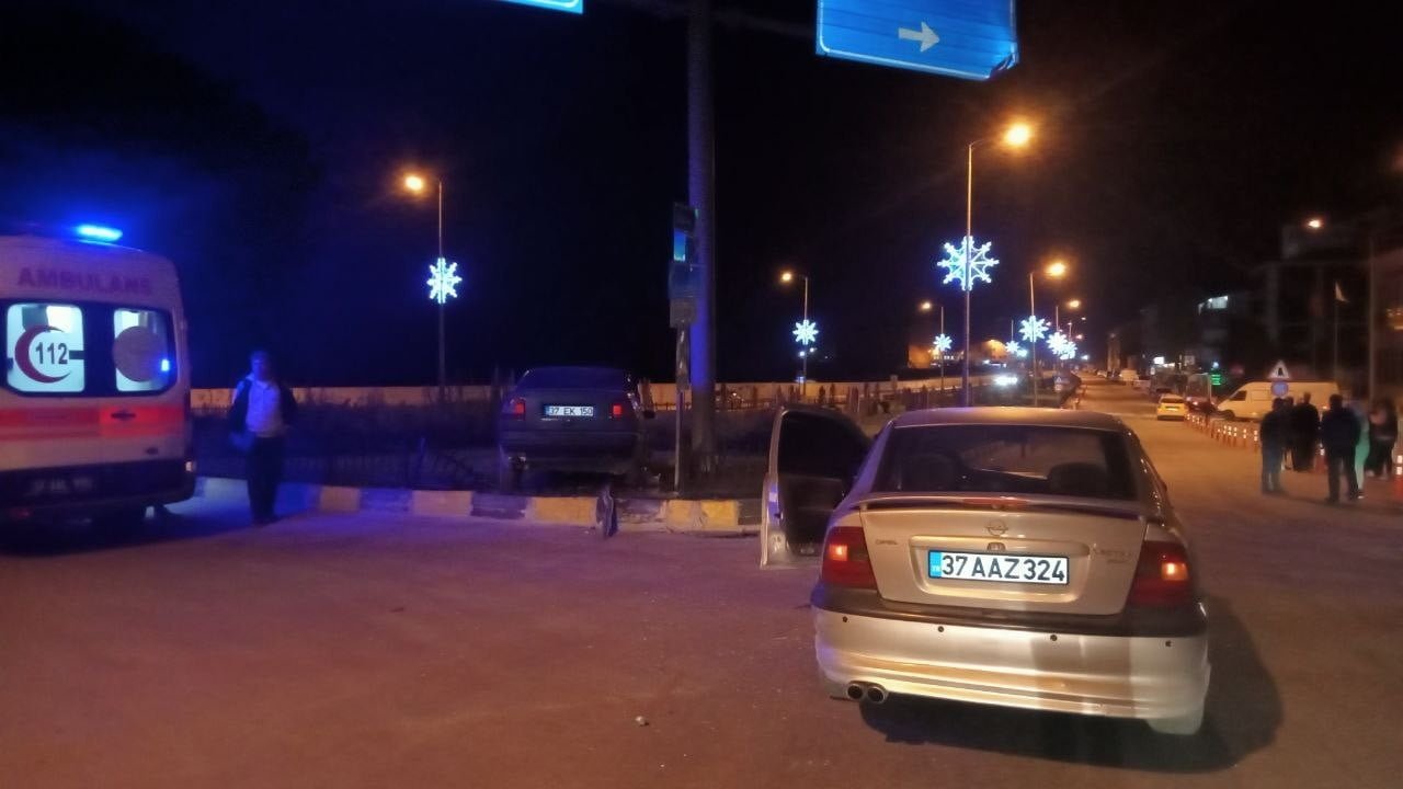 KASTAMONU’NUN İNEBOLU İLÇESİNDE KAVŞAK İÇERİSİNDE İKİ OTOMOBİL ÇARPIŞTI. KAZADA ARAÇLARDA