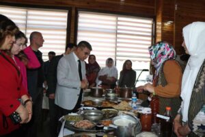 KARABÜK LEZZET ŞENLİKLERİ’NİN BEŞİNCİ GÜNÜNDE YENİCE İLÇESİNDE YÖRESEL ÜRÜNLER SERGİLENDİ.