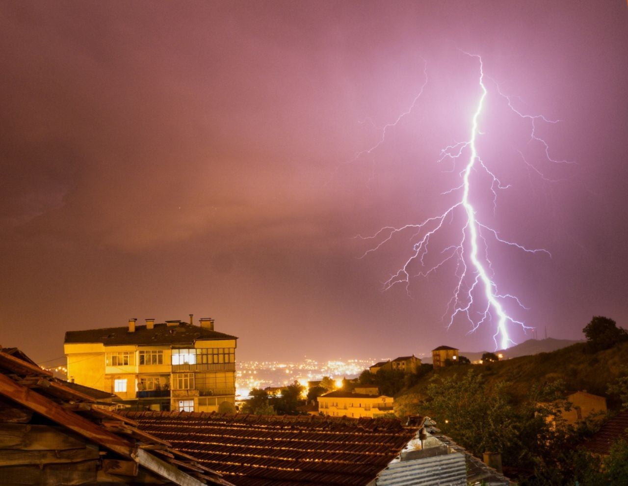 KARABÜK VE BARTIN'DA GECE YARISI ETKİLİ OLAN YILDIRIM VE ŞİMŞEKLER