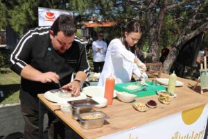 PASTA ŞEFİ  ALPER TUNGA, İNCİR UYUTMA TATLISI YAPARKEN, ŞEF