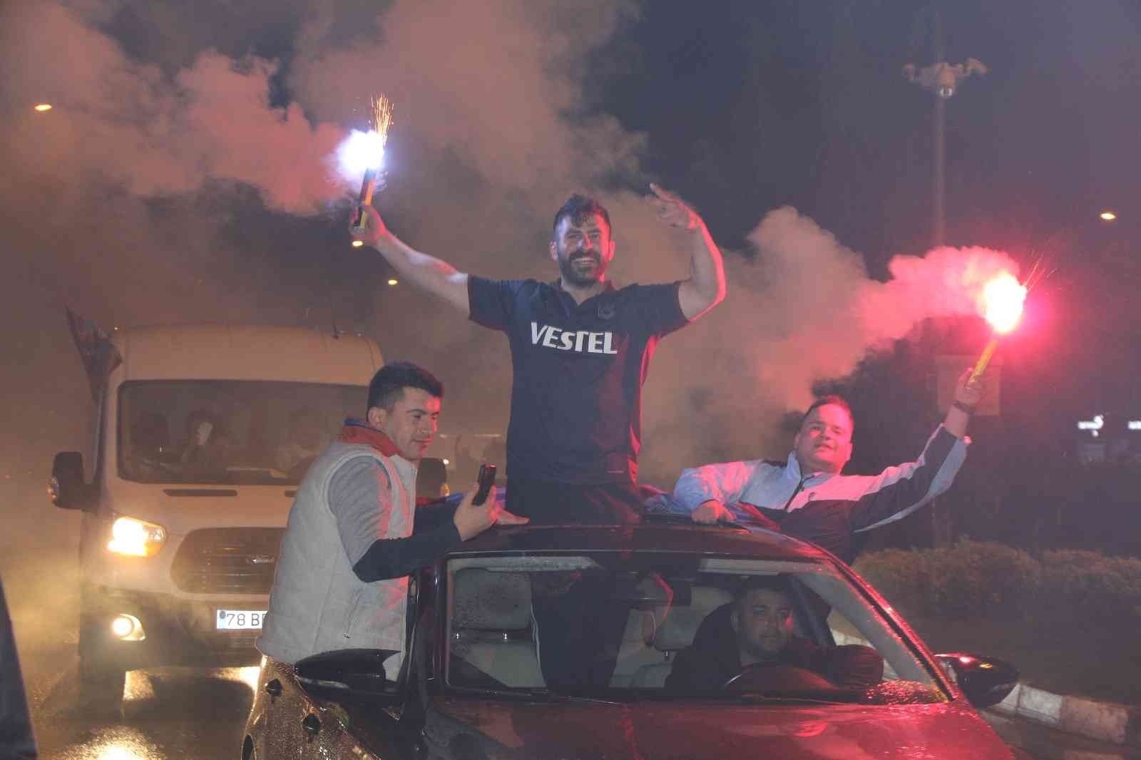 Karabük’te Trabzonlular sokağa döküldü TRABZONSPOR, SÜPER LİG’İN 35. HAFTASINDA SAHASINDA FRAPORT TAV ANTALYASPOR İLE
