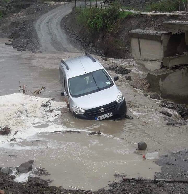 KASTAMONU’NUN TAŞKÖPRÜ İLÇESİNDE 14 KÖYÜ BİRBİRİNE BAĞLAYAN KÖPRÜ, SEL AFETİNDE