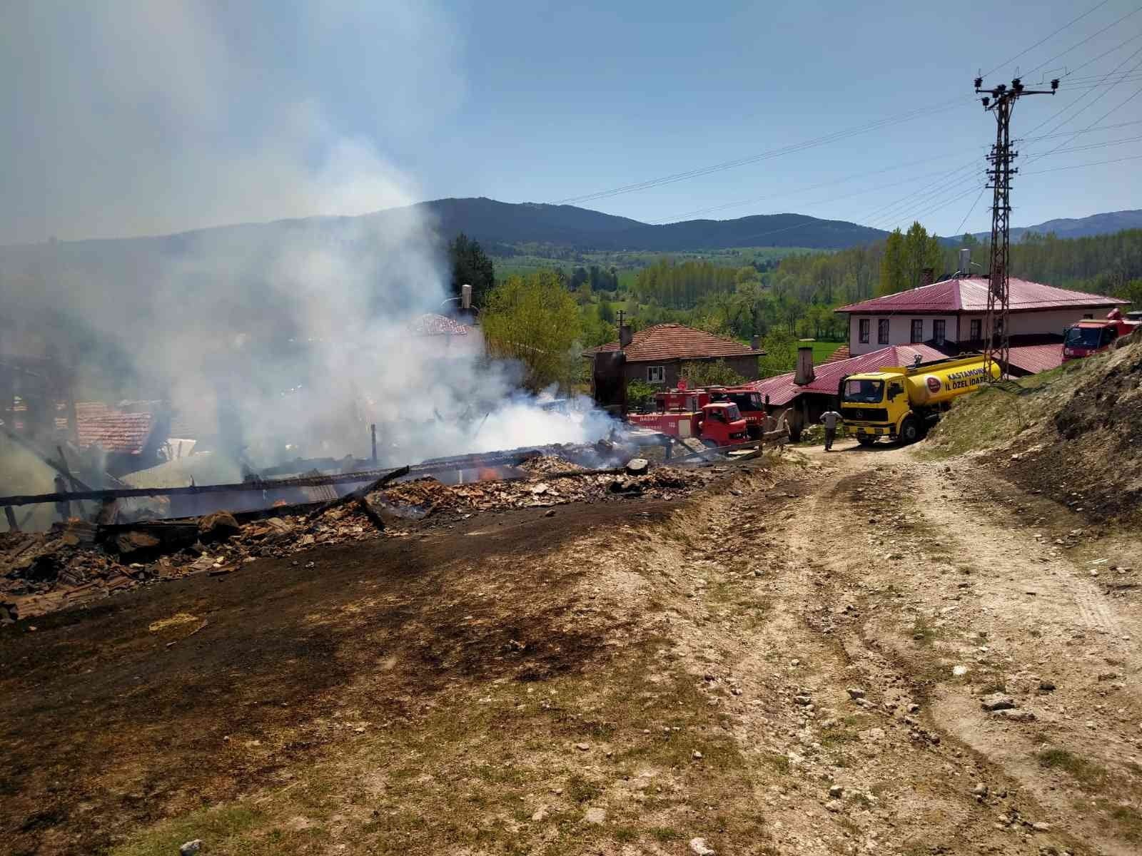 KASTAMONU’NUN DADAY İLÇESİNDE YAZICI MEYDAN KÖYÜNDE İKİ KATLI İKİ EV