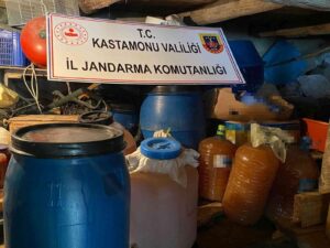 KASTAMONU’DA JANDARMA EKİPLERİ TARAFINDAN BİR EVE DÜZENLENEN OPERASYONDA 550 LİTRE
